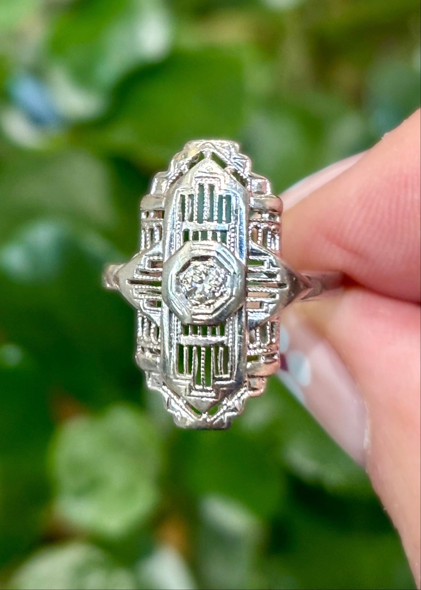 18K white gold filigree ring with geometric details